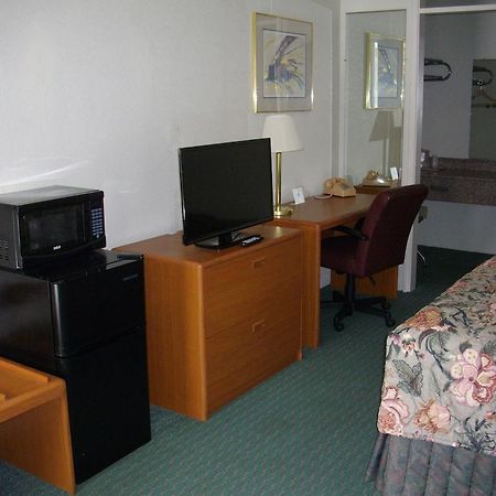 Macomb Inn Room photo