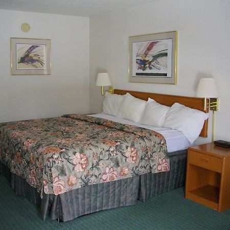 Macomb Inn Room photo