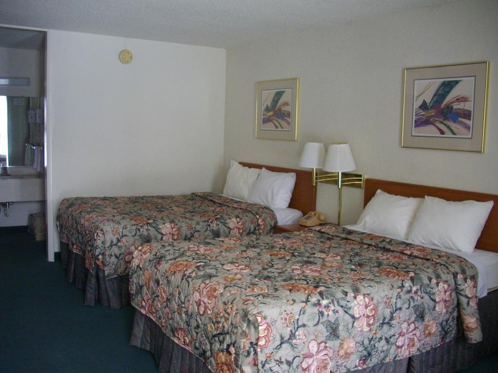 Macomb Inn Room photo